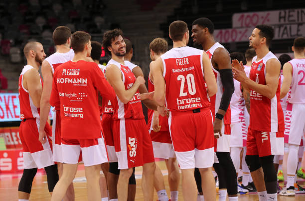 人在揭牌仪 人在揭牌仪